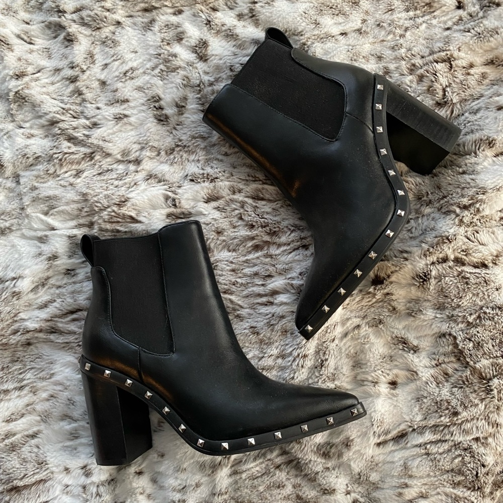 CHARLES DAVID BLACK STUDDED BOOTIES